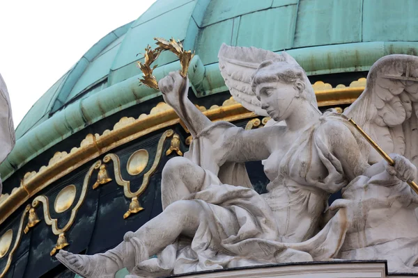 Építészeti művészi dekorációkkal, a Hofburg palota, Vienna — Stock Fotó