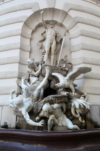 Síly na zemi fontána v Hofburgu ve Vídni — Stock fotografie