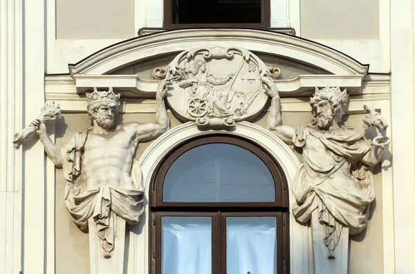 Arkitektoniska konstnärliga dekorationer på palatset Hofburg, Vienna — Stockfoto