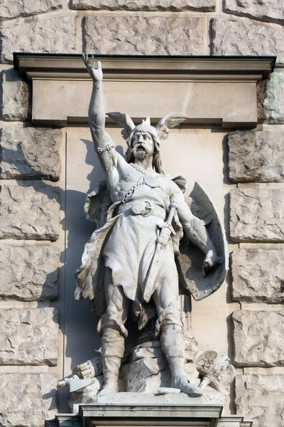 Anton Brenek: Bajuware, sulla facciata del Neuen Burg sulla Heldenplatz di Vienna — Foto Stock