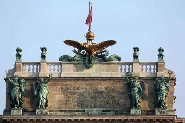 奥地利国家图书馆和 Heldenplatz 在霍夫堡宫霍夫堡宫国会中心。维也纳 — 图库照片