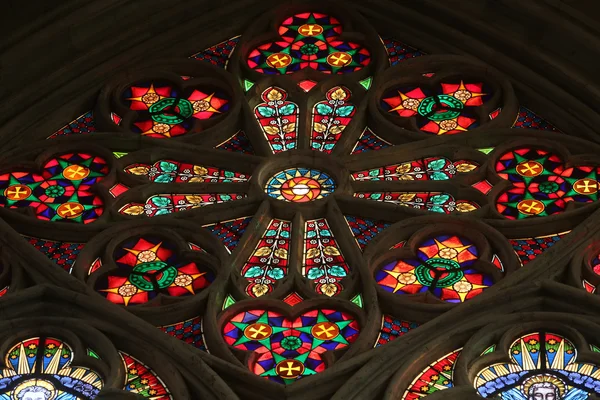 Stained glass in Votiv Kirche in Vienna — Stock Photo, Image