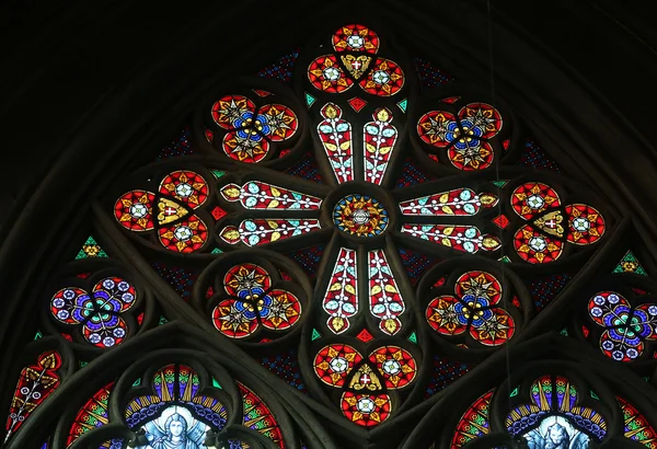 Stained glass in Votiv Kirche in Vienna — Stock Photo, Image