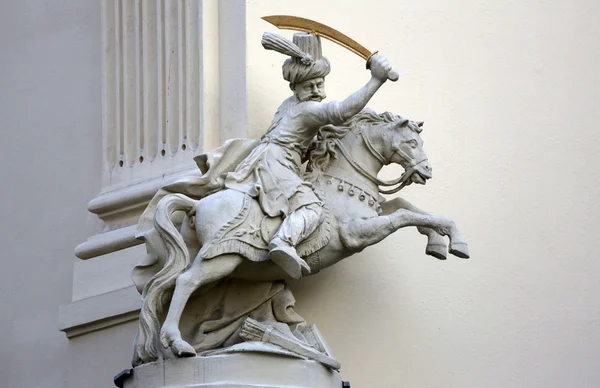 Cavaleiro, decorações artísticas arquitetônicas na fachada da casa em Viena — Fotografia de Stock