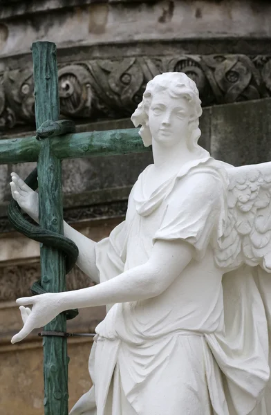 Angel socha před kostelem Karlskirche ve Vídni — Stock fotografie