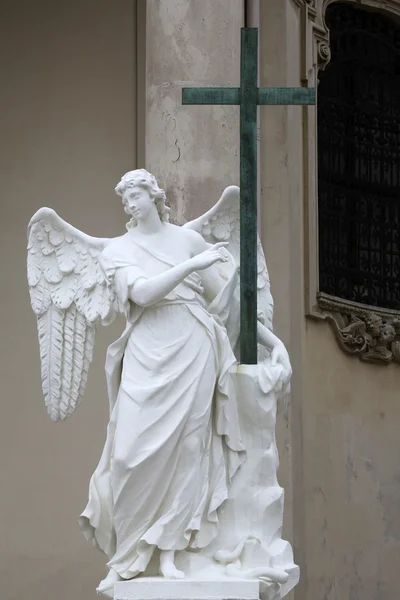 Angel statue in front of Karlskirche church in Vienna — Stock Photo, Image