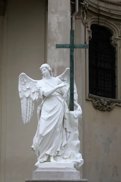 Angyal szobor előtt a bécsi Karlskirche-templom — Stock Fotó