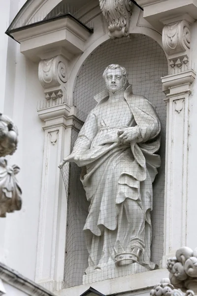 Статуя Святого, церковь девяти хоров ангелов в Вене — стоковое фото
