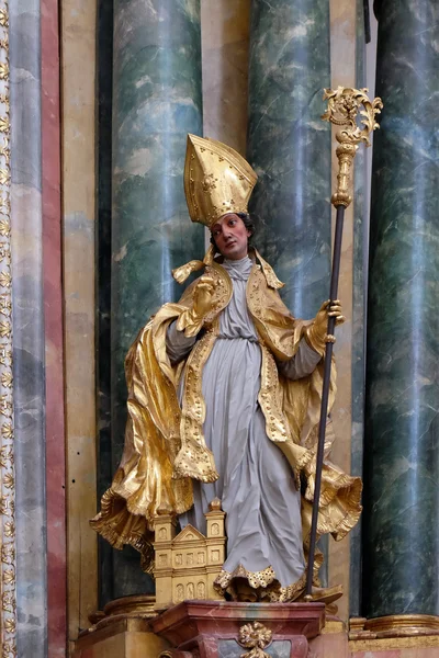 Standbeeld van Saint, altaar in collegiale kerk in Salzburg — Stockfoto