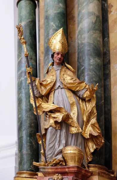 Standbeeld van Saint, altaar in collegiale kerk in Salzburg — Stockfoto