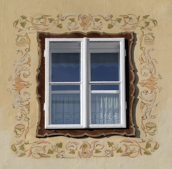 Окно в дом в Hallstatt — стоковое фото