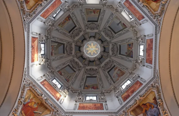 Dôme dans la cathédrale de Salzbourg Dom — Photo