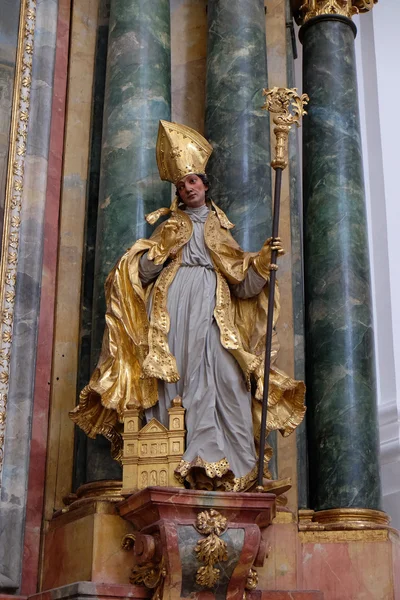 Socha svatého, oltář v kolegiátní kostel v Salcburku — Stock fotografie