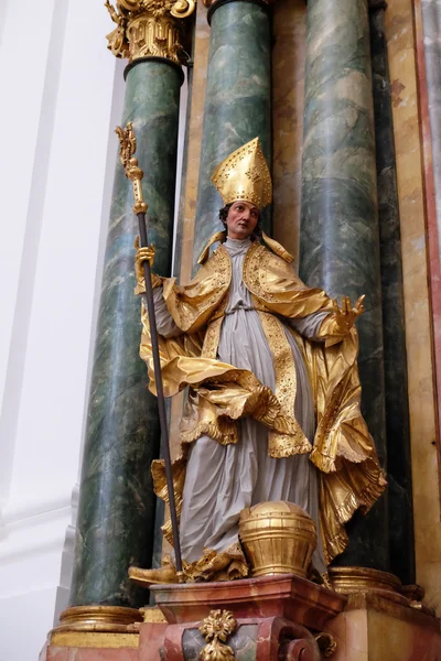 Statuia Sfântului, Altarul în biserica colegială din Salzburg — Fotografie, imagine de stoc