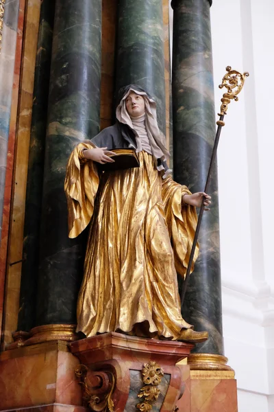 Statue av Saint, Altar i Collegiate church i Salzburg – stockfoto