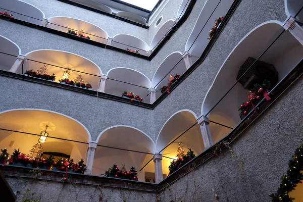 建物、ザルツブルグ、オーストリアの赤の弓とクリスマスの装飾 — ストック写真