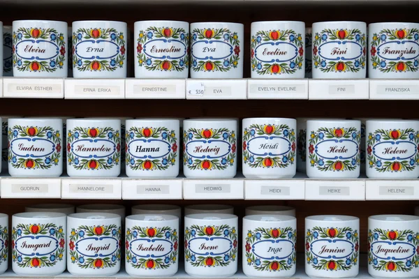 Tazas con nombres vendidos en tienda de recuerdos en St. Gilgen en Wolfgang See lake, Austria —  Fotos de Stock