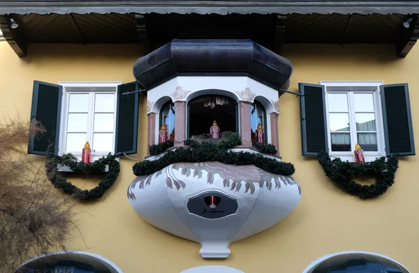 Świąteczne dekoracje na budynku w St. Gilgen nad jeziorem Wolfgang See, Austria — Zdjęcie stockowe