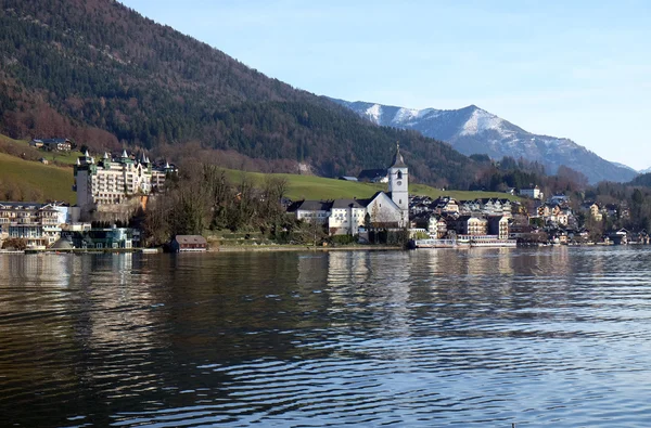 Набережная села Святого Вольфганга на озере Вольфгангзе в Австрии — стоковое фото