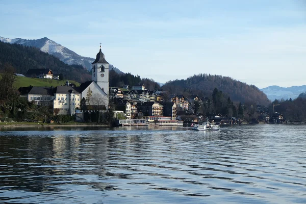Санкт-Вольфганг village розташований поруч із причалом озера Фушль в Австрії — стокове фото