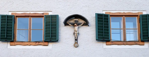 Crucifixion on house facade in St. Wolfgang on Wolfgangsee in Austria — Stock Photo, Image