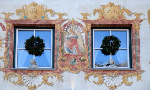 Weihnachtsschmuck am Gebäude in St. Wolfgang am Wolfgangsee in Österreich — Stockfoto