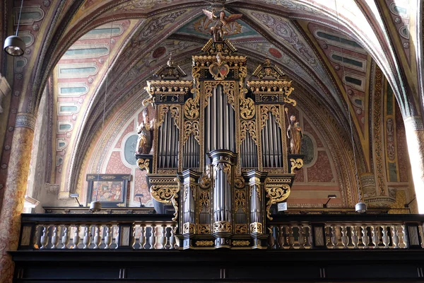 Órgano en el coro de la iglesia parroquial de St. Wolfgang on Wolfgangsee en Austria —  Fotos de Stock