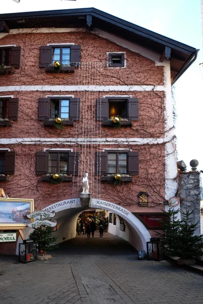 Kerstdecoratie op het gebouw in St. Wolfgang op Wolfgangsee in Oostenrijk — Stockfoto