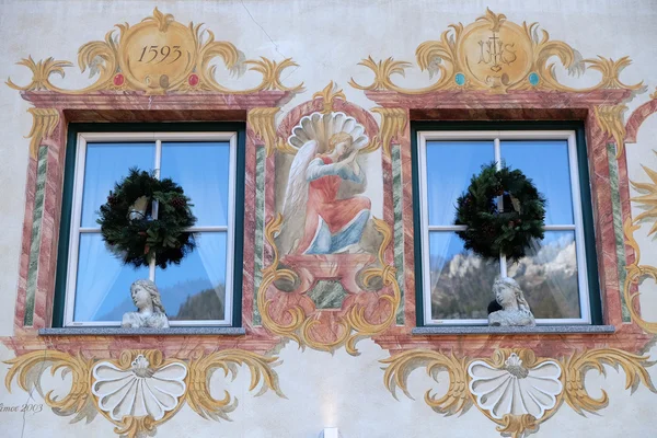 Рождественское украшение на здании в Санкт-Вольфганге на Вольфгангзе в Австрии — стоковое фото