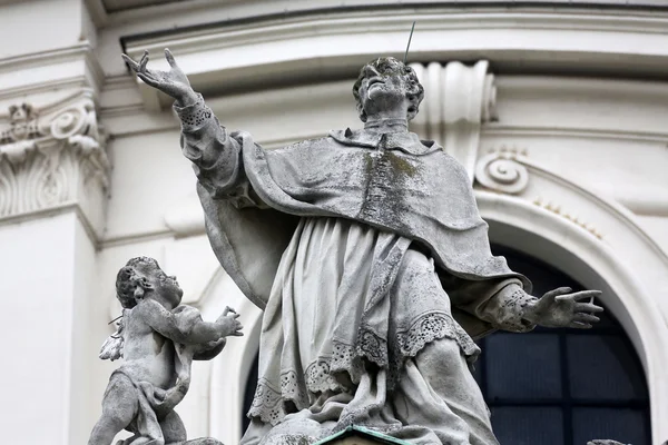 Architectural details on the famous Karls kirche in Vienna — Stock Photo, Image