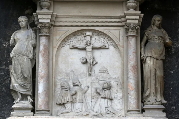 Korsfästelsen lättnad skulptur utanför St. Stephen domkyrkan i Wien — Stockfoto