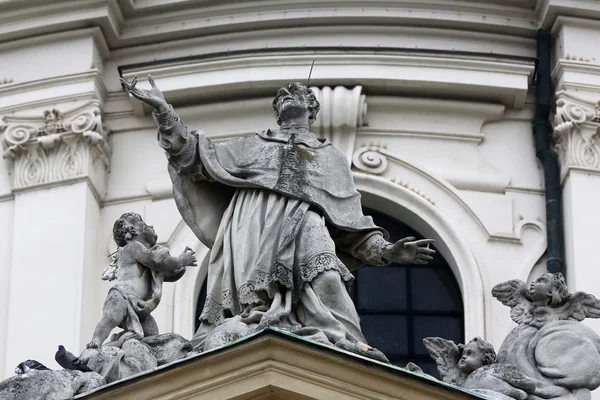 Architectural details on the famous Karls kirche in Vienna — Stock Photo, Image