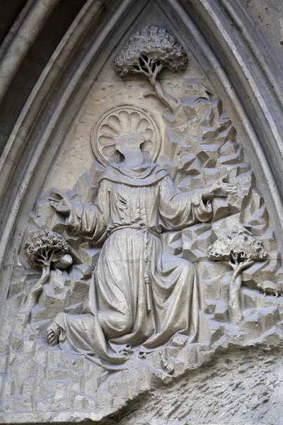 Saint Francis, gevel van Minoriten kirche in Wenen — Stockfoto