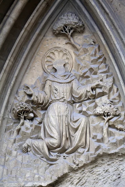 Святой Франциск, фасад Миноритен в Вене — стоковое фото