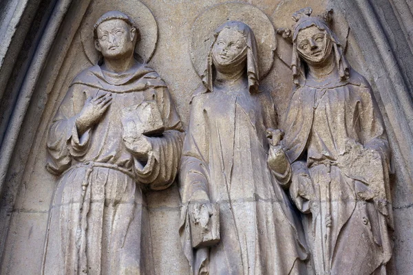 Статуя святого, фасад Minoriten kirche в Вене — стоковое фото