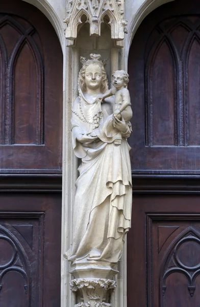 Vergine Maria con Gesù Bambino, statua dal portale ovest della chiesa Minoriten a Vienna . — Foto Stock