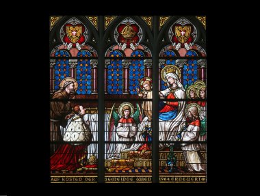 Meryem Ana ile bebek İsa, meleklerin ve azizlerin, vitray Votiv Kirche (adak Kilisesi) içinde. 11 Ekim 2014 Viyana, Avusturya'da neo-Gotik kilise o