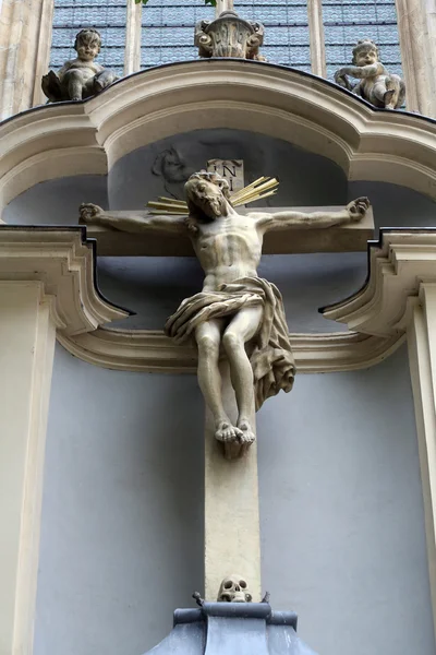 Kreuzigung, Fassade der Minoritenkirche in Wien — Stockfoto
