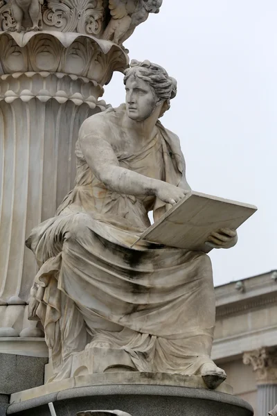 Athena-brunnen (pallas-athene-brun nen) vor dem österreichischen parlament in wien — Stockfoto