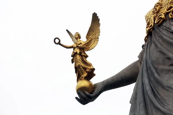 Palas Atenea Diosa griega de la sabiduría frente al parlamento austriaco, Viena — Foto de Stock