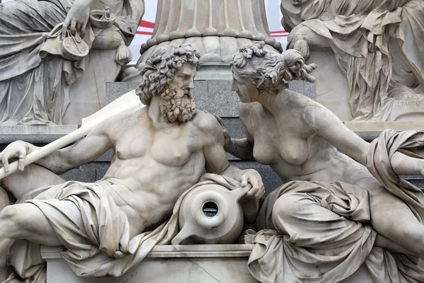 Detail des Pallas-Athene-Brunnens vor dem österreichischen Parlament, Wien. Skulpturen stellen Flüsse Donau und Wirtshaus dar — Stockfoto