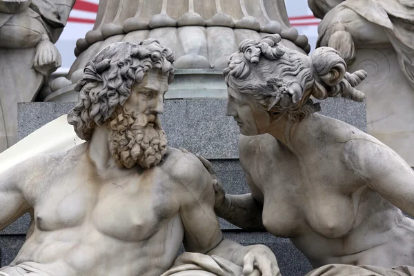 Detail des Pallas-Athene-Brunnens vor dem österreichischen Parlament, Wien. Skulpturen stellen Flüsse Donau und Wirtshaus dar — Stockfoto