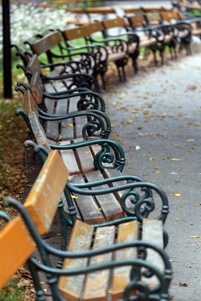 Bancos antigos em um parque público em Viena — Fotografia de Stock