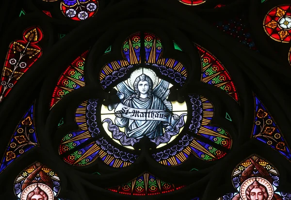 Evangelisten Matteus, farget glass i votivkirken (Votivkirken). Det er nygotisk i Wien. – stockfoto
