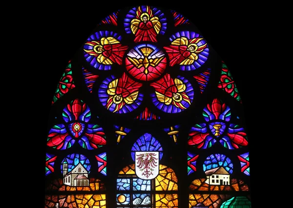 Gebrandschilderd glas in Votiv Kirche in Wenen — Stockfoto