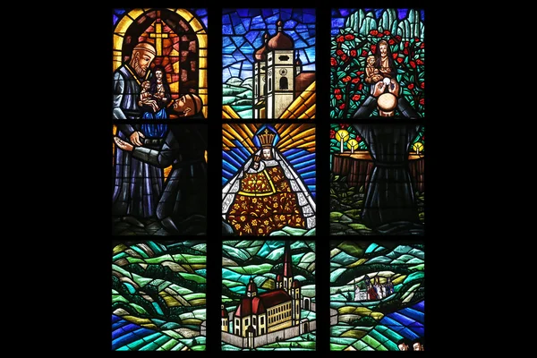 Gebrandschilderd glas waarin de bedevaart naar Mariazell, Votiv Kirche in Wenen — Stockfoto