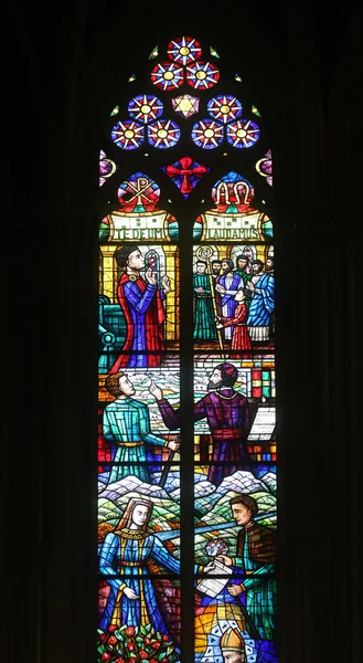 Gebrandschilderd glas in Votiv Kirche in Wenen — Stockfoto