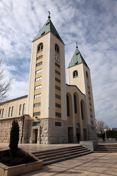 Den församling kyrkan av St James, shrine of Our Lady i Međugorje — Stockfoto