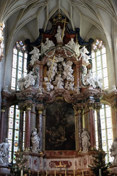 Sunak Graz katedral içinde