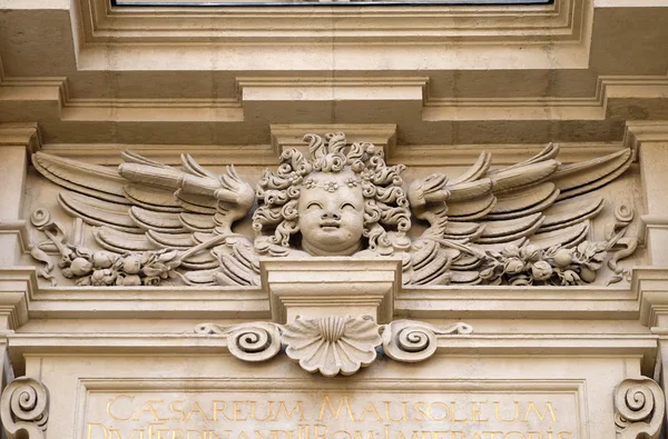 Malaikat di portal gereja St. Catherine dan Mausoleum Ferdinand II, Graz — Stok Foto